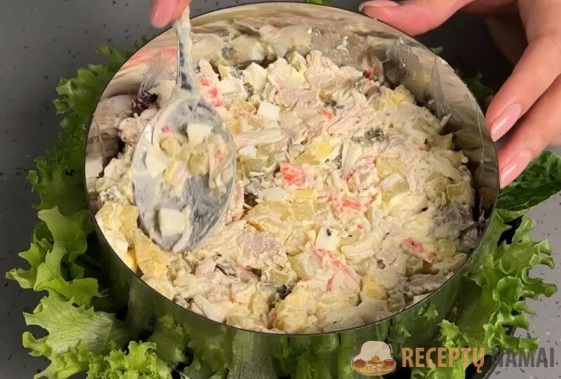 Салат "Столичный": проще некуда, вкуснее не придумаешь. Отличный способ удивить гостей, если Оливье уже не в почёте