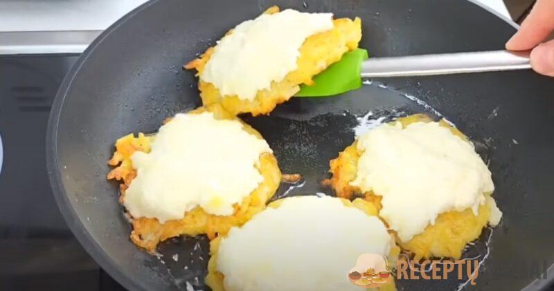 Просто натри картошку. Буду готовить так всегда: рецепт вкусных драников с шапочкой