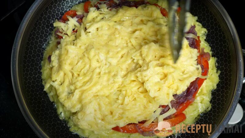 Достаточно 3 картофелины и 2 яйца. Картошка с луком вкуснее мяса