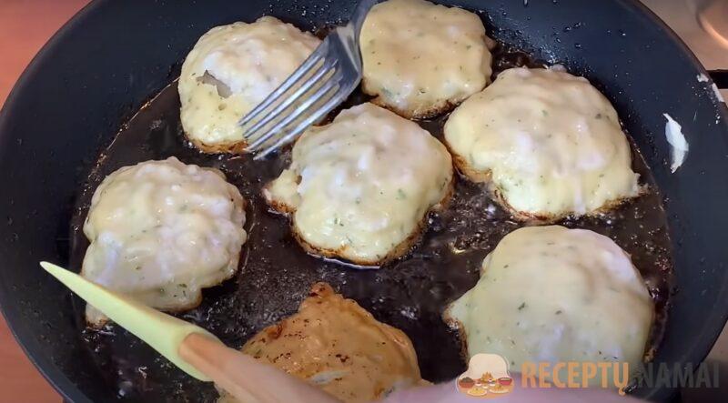 Вместо беляшей: 1 стакан кефира, 1 муки и фарш. Никто не верит, что так просто готовить