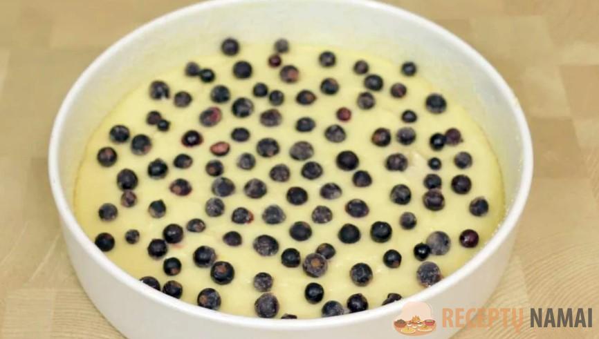 Пирог 6 стаканов с любыми замороженными ягодами. Пекла сразу 2, но все равно оказалось мало