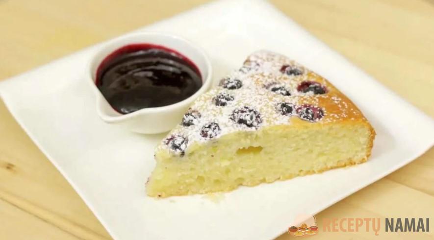 Пирог 6 стаканов с любыми замороженными ягодами. Пекла сразу 2, но все равно оказалось мало