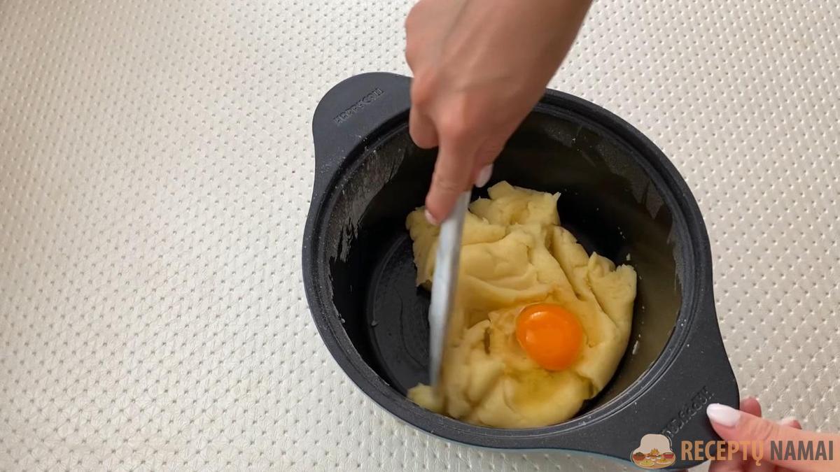 Смешивание теста с яйцом