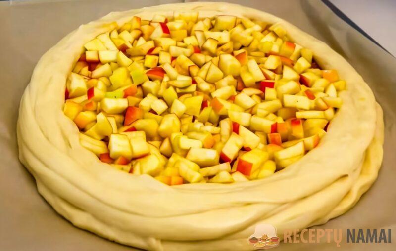 Аромат детства: сочный яблочный пирог с вареньем, который тает во рту. Простой рецепт