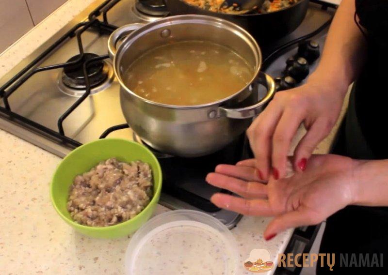 суп с фрикадельками в кастрюле