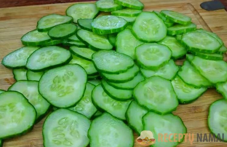 Огурцы можно заготавливать разными способами. Конечно, в первую очередь идет маринование и засолка. Потом мы все начинаем делать из зеленых плодов салаты и закуски.-3