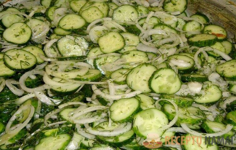 Огурцы можно заготавливать разными способами. Конечно, в первую очередь идет маринование и засолка. Потом мы все начинаем делать из зеленых плодов салаты и закуски.-4