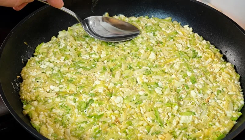 Lengvi cukinijų hachapuri su varške — 1 kg cukinijų, 4 kiaušiniai, 400 g varškės