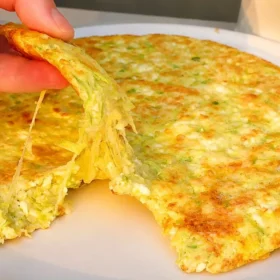Lengvi cukinijų hachapuri su varške — 1 kg cukinijų, 4 kiaušiniai, 400 g varškės