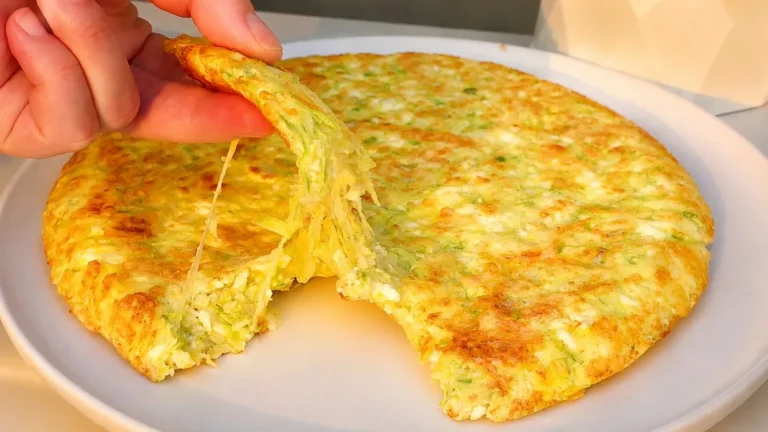 Lengvi cukinijų hachapuri su varške — 1 kg cukinijų, 4 kiaušiniai, 400 g varškės