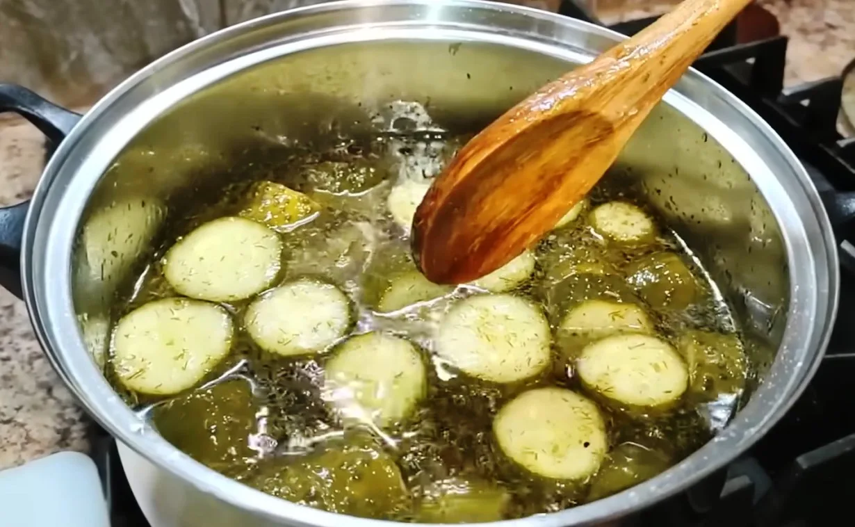 Traškūs marinuoti agurkai be sterilizacijos: griežinėlius verdu verdančiame marinade 2 minutes