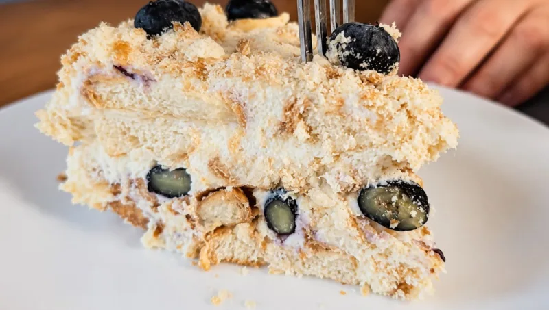 Be orkaitės: tortas „Ušky“ iš sausainių ir varškės kremo — primena švelnų sūrio pyragą
