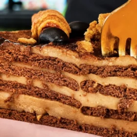 Idealus nekeptas desertas: 1 pakuotė sausainių, pienas ir šaukštelis kavos – per 2 valandas tortas paruoštas
