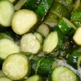 2 kg agurkų ir šaukštas garstyčių: traškus ir pikantiškas agurkų salotas žiemai