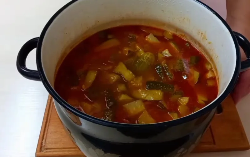 Neįprasti agurkai su kečupu: mirkau šaltame vandenyje ir verdu 35 minutes — žiemai dingsta akimirksniu