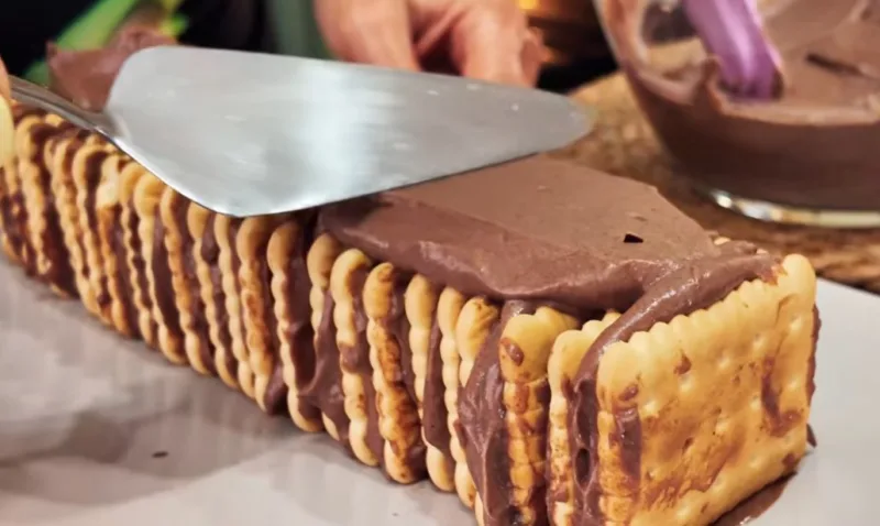 Tik 180 g sausainių ir 2 kiaušiniai — greitas šokoladinis tortas namų susibūrimams