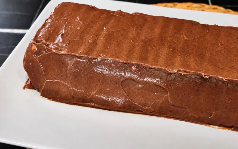 Tik 180 g sausainių ir 2 kiaušiniai — greitas šokoladinis tortas namų susibūrimams