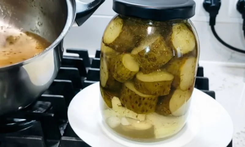 Traškūs agurkai be sterilizacijos — riekeles verdinu 2 minutes verdančiame marinate