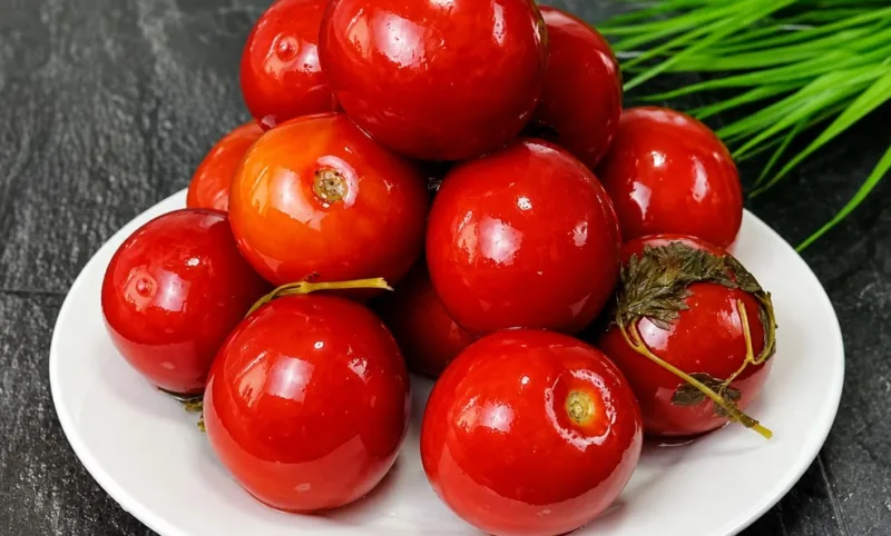 Pomidorai, verdami 5 minutes — sultingas užkandis su česnaku ir krapais
