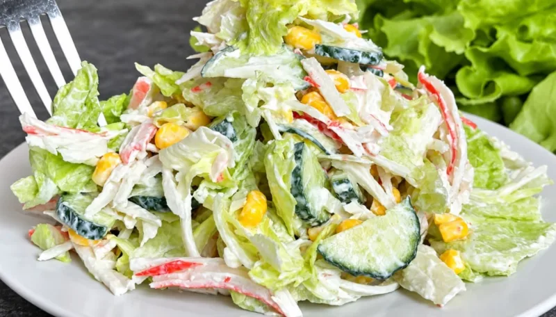 Paprastos krabų lazdelių salotos be majonezo – šventinio stalo favoritė