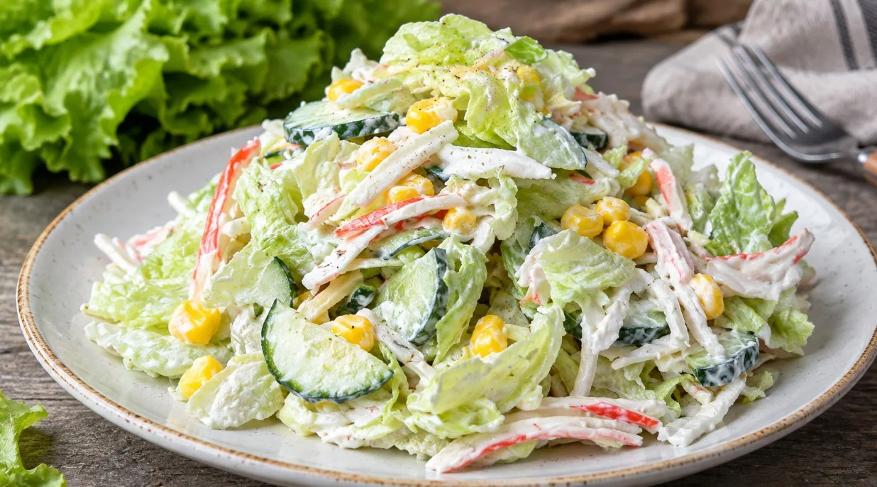 Paprastos krabų lazdelių salotos be majonezo – šventinio stalo favoritė