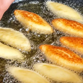 Į tešlą įmaišytas džemas: purios, keptuvėje keptos bandelės jaukiam arbatos vakarui