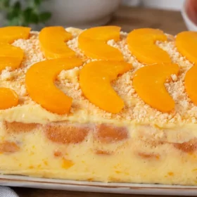 Vietoje klasikinio tiramisu – labai minkštas persikų tortas be kepimo su kondensuotu pienu