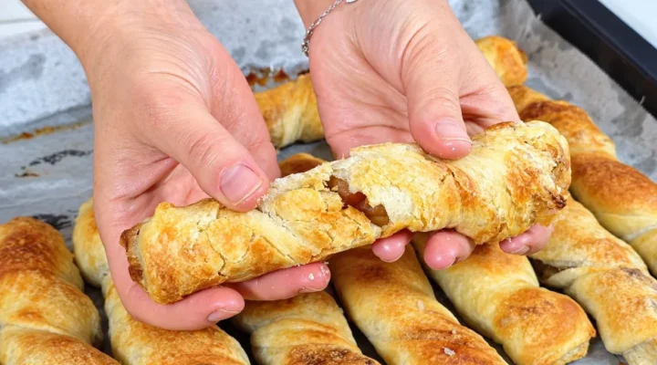 Traškūs obuoliniai pyragėliai orkaitėje — tešlą tampau rankomis, tepju aliejumi ir vynioju į ritinėlį