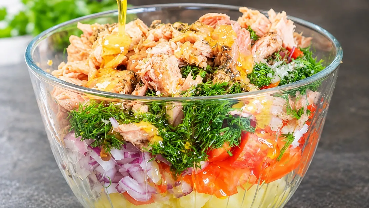 Nereikia sudėtingų ingredientų: per 5 minutes paruošiamos bulvių salotos su tunu