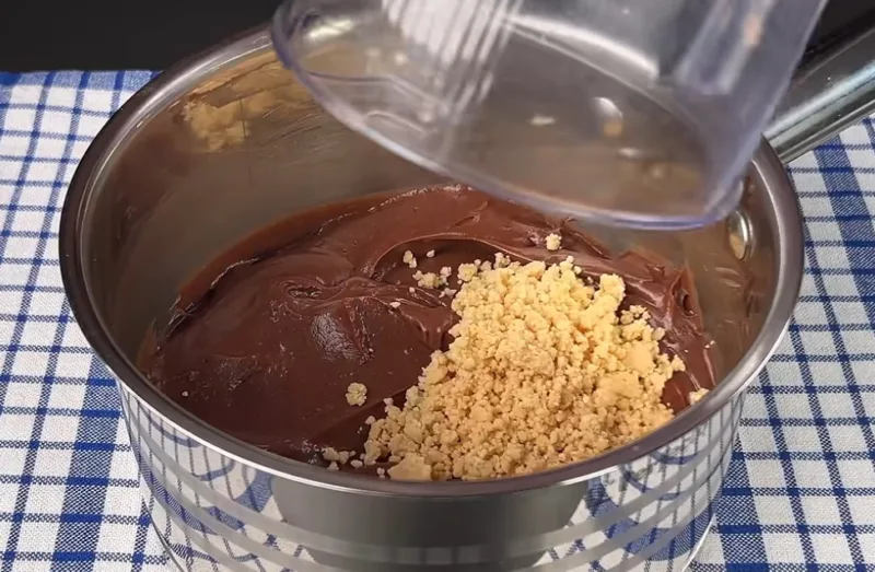 Vaikai tepa ant visko: naminė šokoladinė pasta — skanesnė už „Nutella“