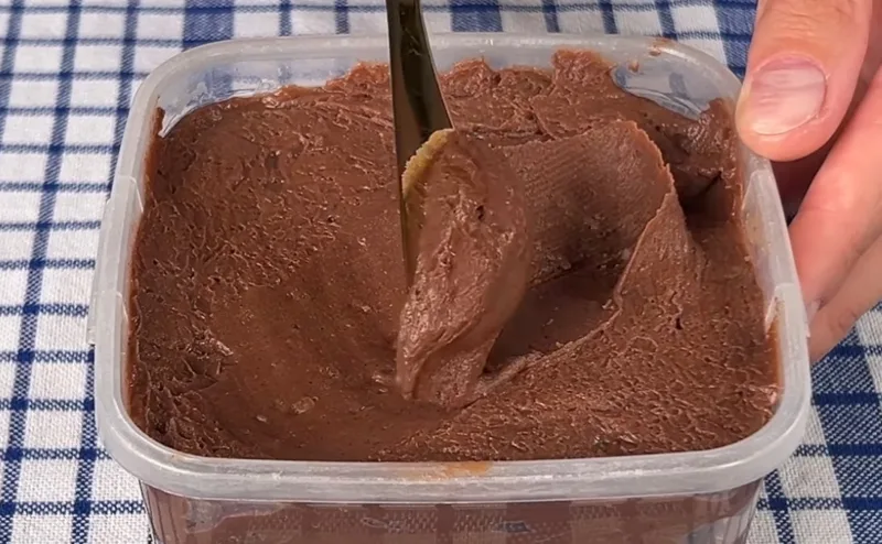 Vaikai tepa ant visko: naminė šokoladinė pasta — skanesnė už „Nutella“