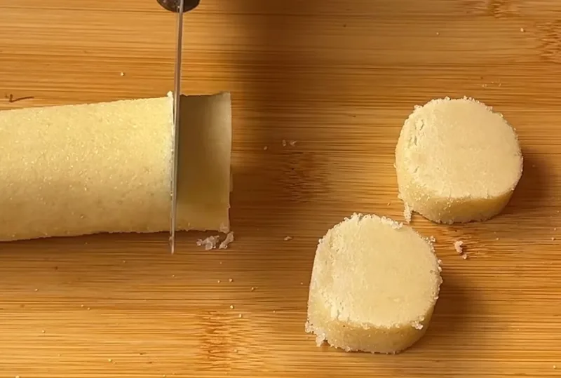 Be kiaušinių, pieno ir raugiklių: tobulų sviestinių sausainių receptas iš 3 ingredientų