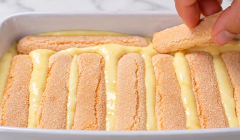 Vietoje klasikinio tiramisu – labai minkštas persikų tortas be kepimo su kondensuotu pienu