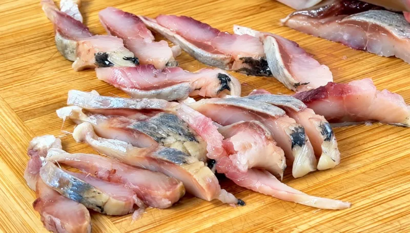 Silkė su korėjietiškomis morkomis — švelnus pikantiškas užtepėlis ant česnako tostų