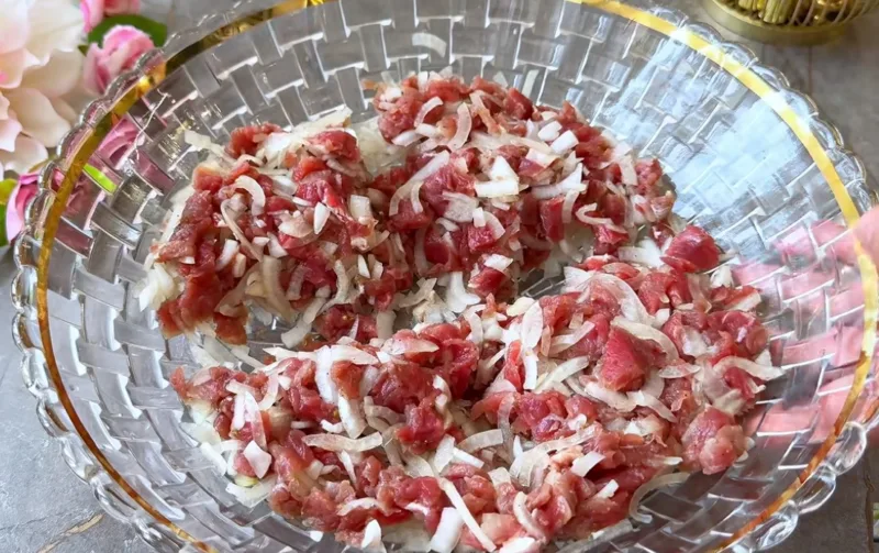 Prancūziška mėsos „sraigė“ iš be mielių tešlos