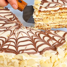 Austrų šedevras: be miltų Esterhazi tortas – riešutiniai biskvitai ir švelnus plombir kremas