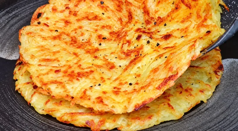 Traškūs bulvių blynai be kiaušinių ir miltų — paprastas 2 ingredientų variantas pusryčiams arba užkandžiui