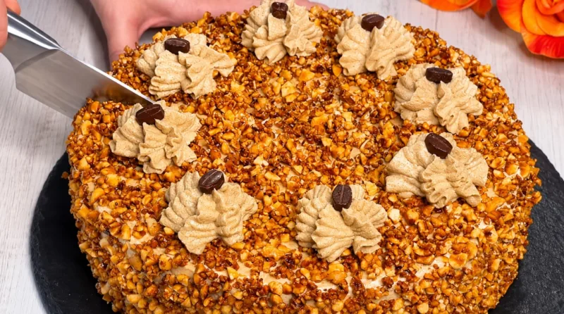 Vokiškas riešutų tortas su aromatingu kavos kremu — žingsnis po žingsnio