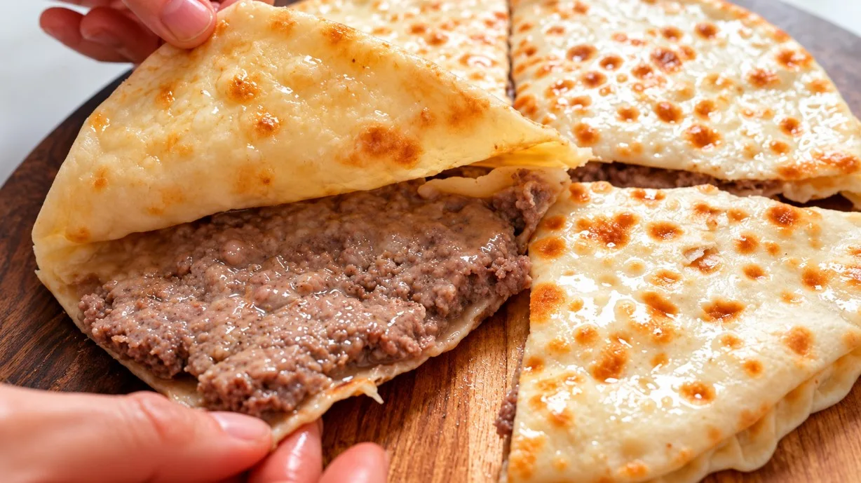 Į faršą pilamas ledinis vanduo: sultingo pyrago keptuvėje receptas