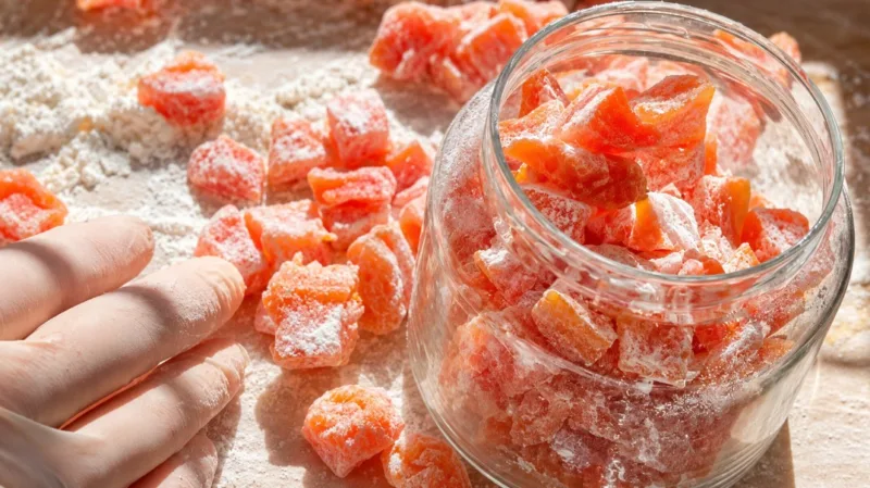 Naminiai moliūgų cukatai: minkštimą pjaustau kubeliais ir užberiu cukrumi