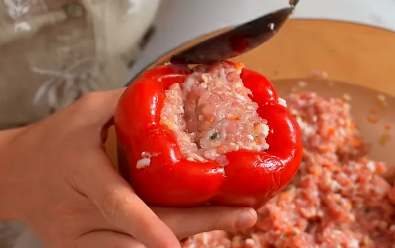 Įdarytos paprikos vakarienei: 700 g kiaulienos faršo, apvalūs ryžiai ir cukinija
